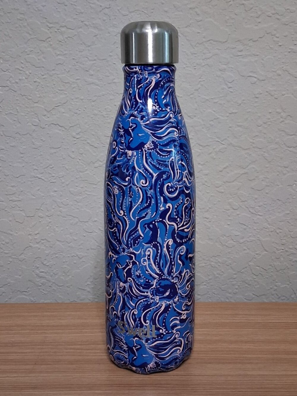 Lilly Pulitzer + Swell 17 oz Coastal Blue Whispurr Stainless Steel Water Bottle